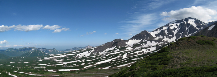 Ааг на фоне Пиначевской долины. На заднем плане Жупановский вулкан