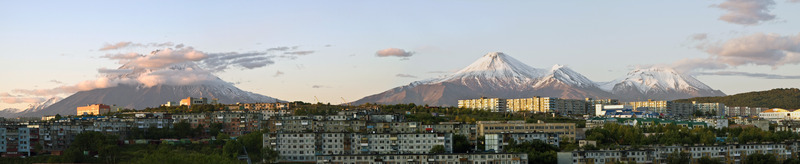 Корякский, Авачинский и Козельский вулканы из города.