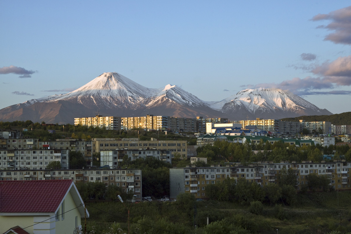 Корякский, Авачинский и Козельский вулканы.  Вид из города