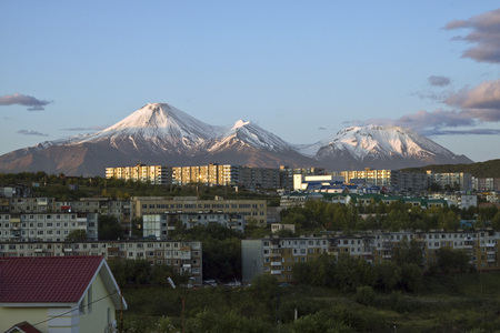 Корякский, Авачинский и Козельский вулканы.  Вид из города