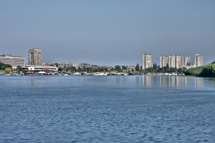 Белград, вид на новые районы с реки.