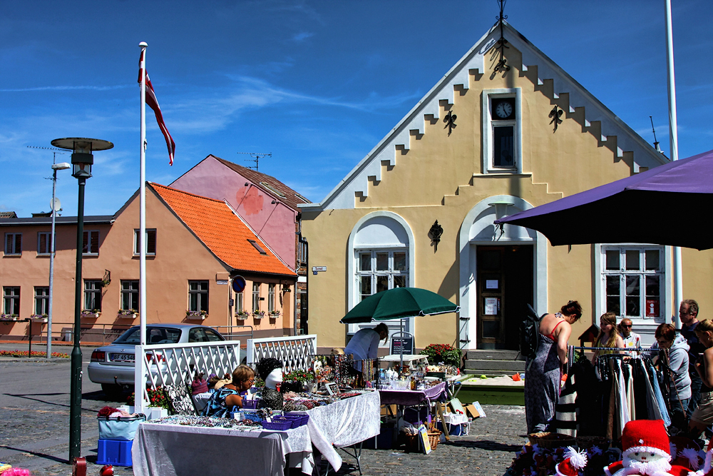 Борнхольм. Окиркеби. Главная площадь. Town of Aakirkeby, main square. Poblacion de Aakirkeby, la plaza central.