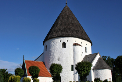 Борнхольм, Круглая церковь в Ольскере. Round church in Olsker, Iglesia redonda de Olsker
