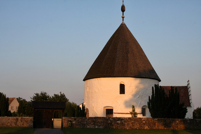 Борнхольм, Круглая церковь в Никере. Round church in Nyker. Iglesia redonda de Nyker