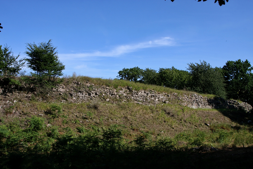 Борнхольм, Лес Алминдинген, Остатки крепости Лиллеборг. Almindingen forest, Lilleborg fortress' ruins, El bosque de Almindingen, ruinas de fortaleza de Lilleborg