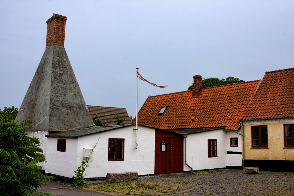 Борнхольм, Коптильня в Хасле. Smokehouse in Hasle, F&#225;brica de ahumados en Hasle