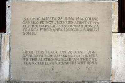 Мемориальная табличка возле места откуда стреляли в эрцгерцога Фердинанда.