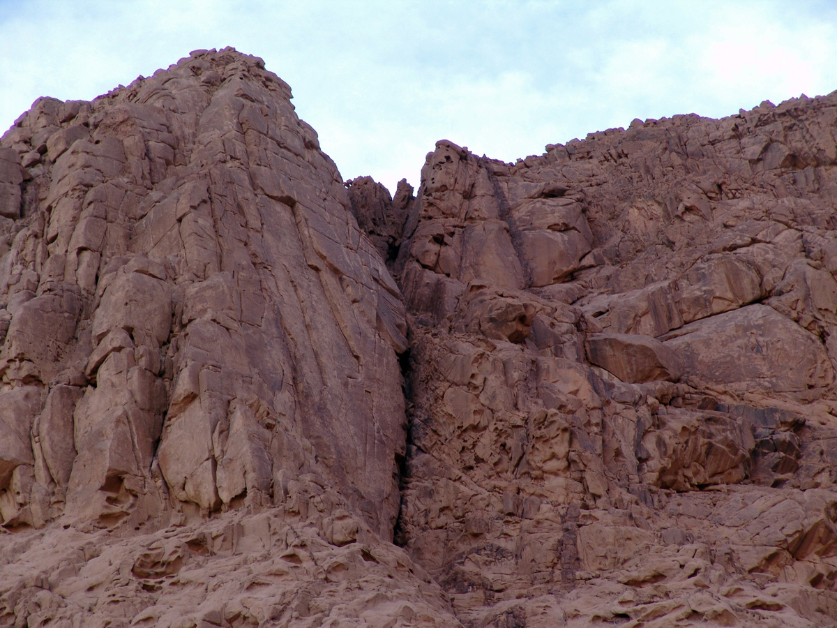 Гора Jabel Fara. Вид на маршрут Pharaons Chimney.