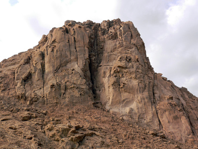 Гора Jabel Safsafa. Днем. Вид из деревни.