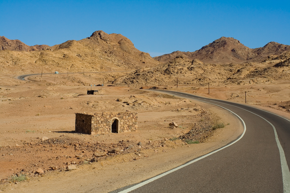 Дорога в пустыне Синайского полуострова. Фотография сделана через лобовое стекло джипа. Едем в пустыню, смотреть что там есть!!!