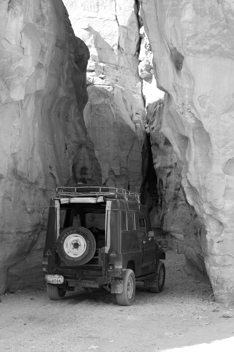 Начало каньона. Мы приехали в каньон. Машина - джип, на котором нас возил Омар.