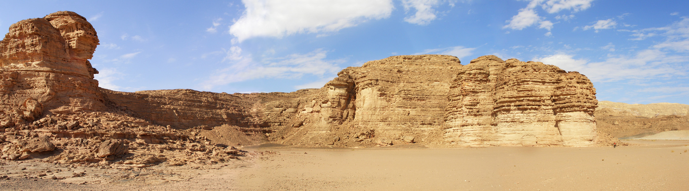 Панорама останцов в пустыне. Слева хорошо виден сфинкс.