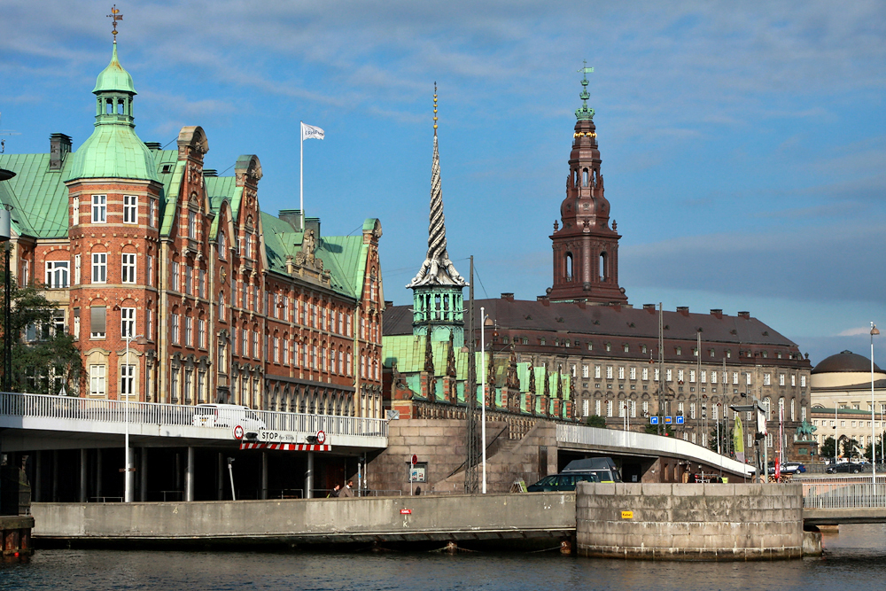  Копенгаген, биржа и замок Кристиансборг Copenhagen, Stock Exchange and Christiansborg palace.