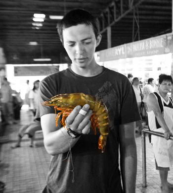 Супер креведка. Стоит такое чудо в Маниле на рыбном рынке 700 песо за кило.