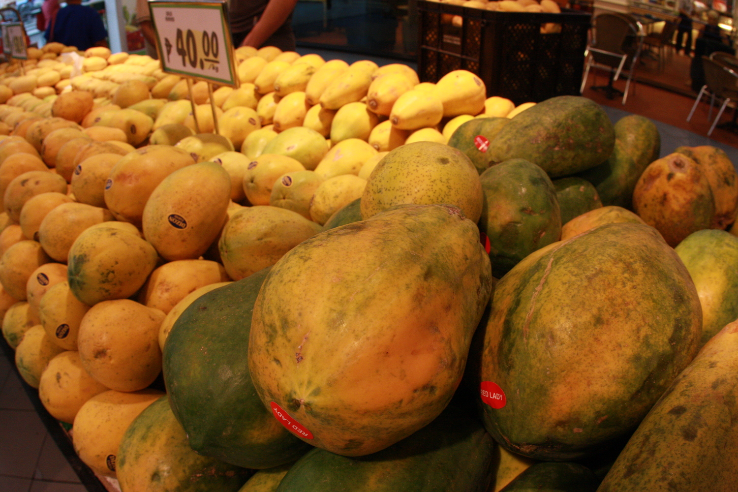 Папайя. Так вот продают в Маниле этот экзотических фрукт.
