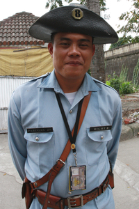 Манила. Полицейский, охраняющий вход во внутренний город.