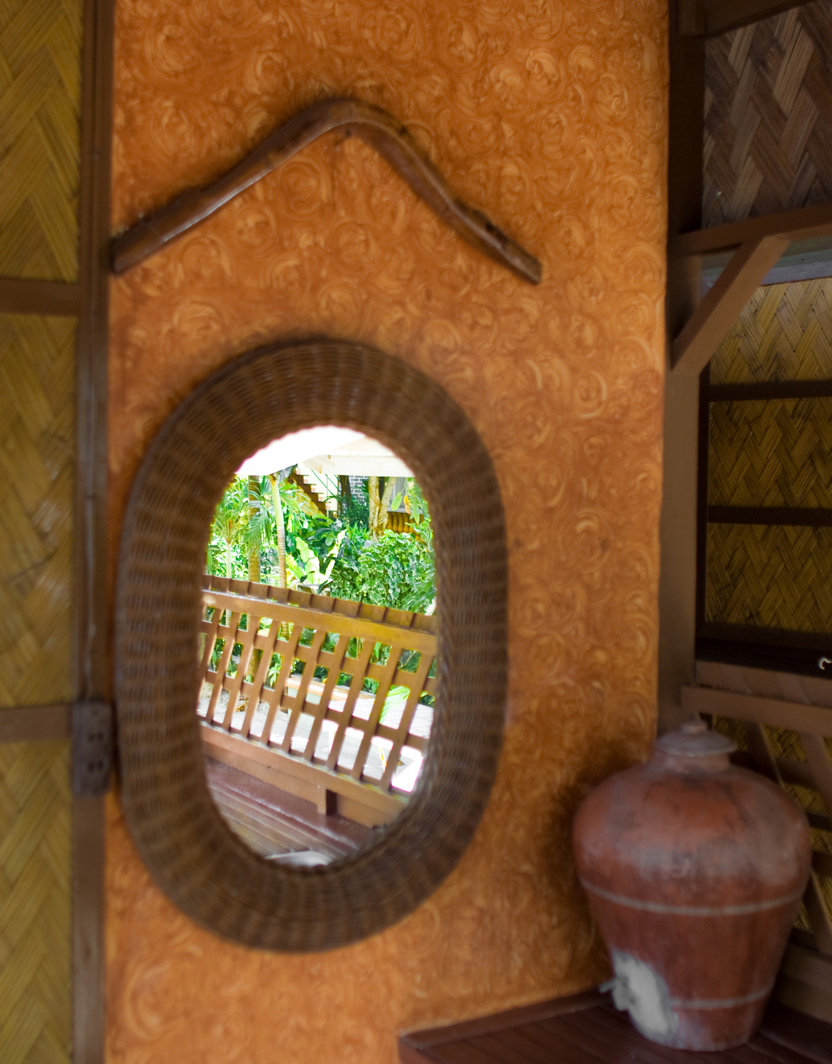 Green doors resort. Зеркало на стене дома.