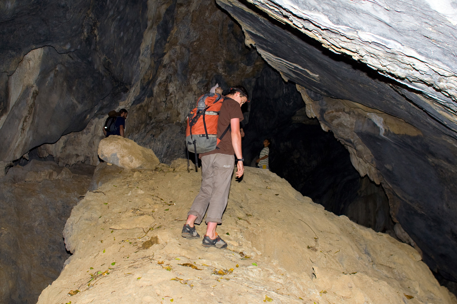 Ille Cave. Поднимаемся по крутой нактонной плите.