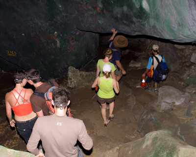 Тропа внутри пещеры Ille Cave.