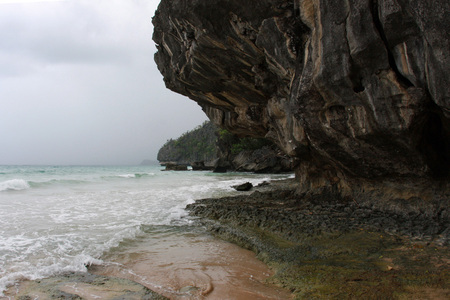 Прибрежные скалы в окрестностях Сабанга.