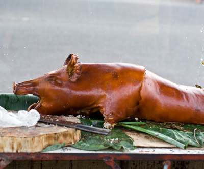 Жаренная свинья. Продается на улицах Пуэрто Принцессы, порция стоит 20 песо.