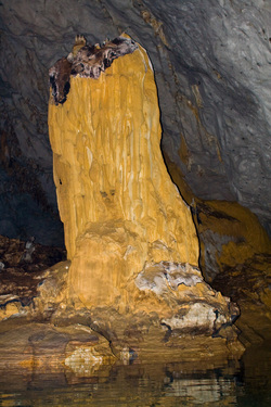 Underground River. Огромный обломленный сверху сталагмит. В толщину имеет около двух метров.