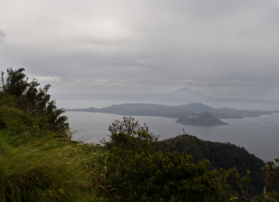 Вид с хребта Таал. Внизу Taal Lake, вдалеке виден Mount Makulot.