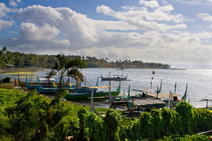 Лодки. Такие лодки стоят на берегу Taal Lake в Талисае.