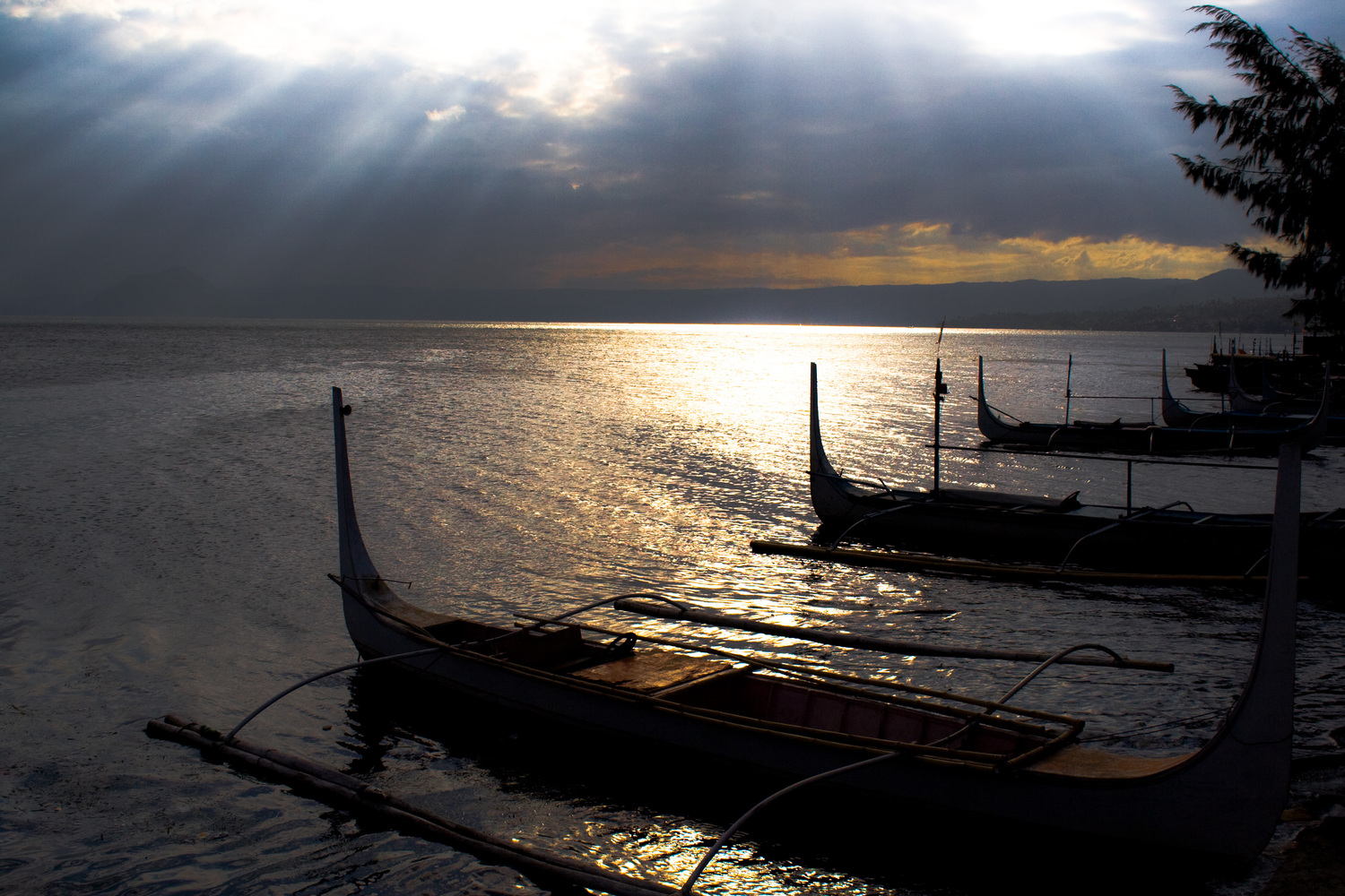 Закат на берегу Taal Lake.