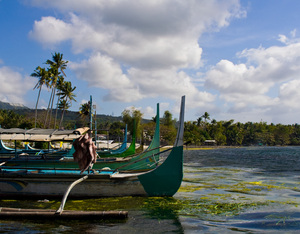 Лодки на берегу Taal Lake.