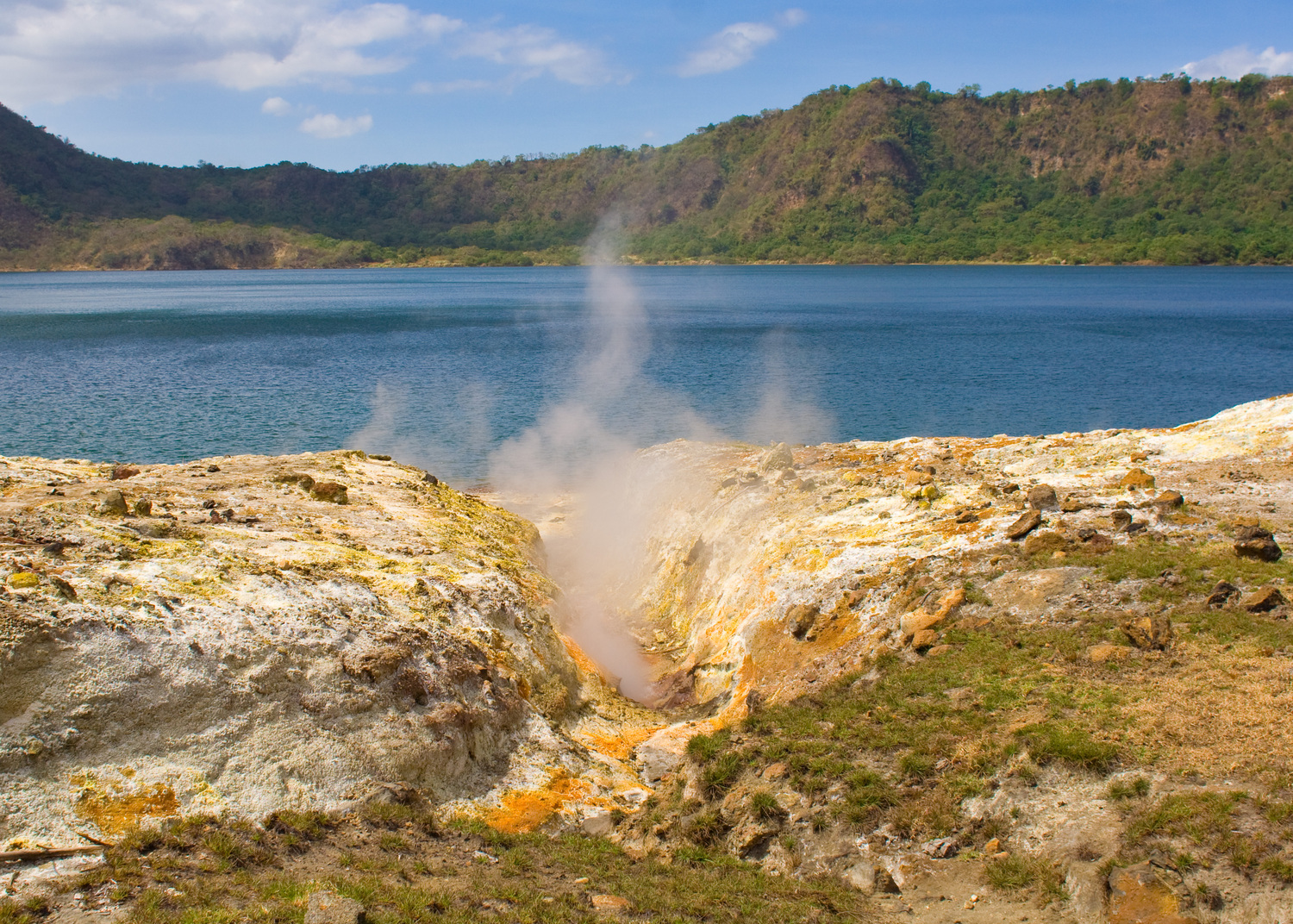 Фумарола. На дне этой расселины в кратере вулкана Таал кипит вода.