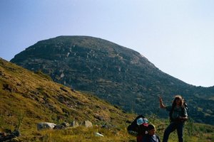 По дороге к перевалу Лопарский. Очень интересная, круглая гора там торчит. Вблизи она похожа на розу, вся в гигантских каменных лепестках.