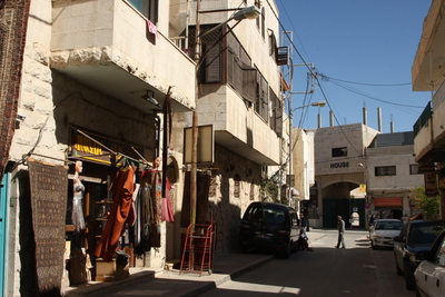 Мадаба. Улица, на которой расположен Madaba hotel. Хорошо видна наша машина.