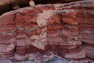 Стенка каньона из красного песчаника в Wadi Dana.