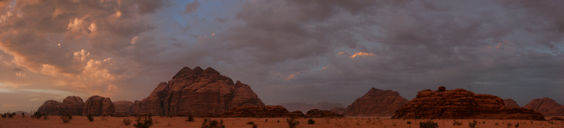 Панорама пустыни Вади Рам на закате.