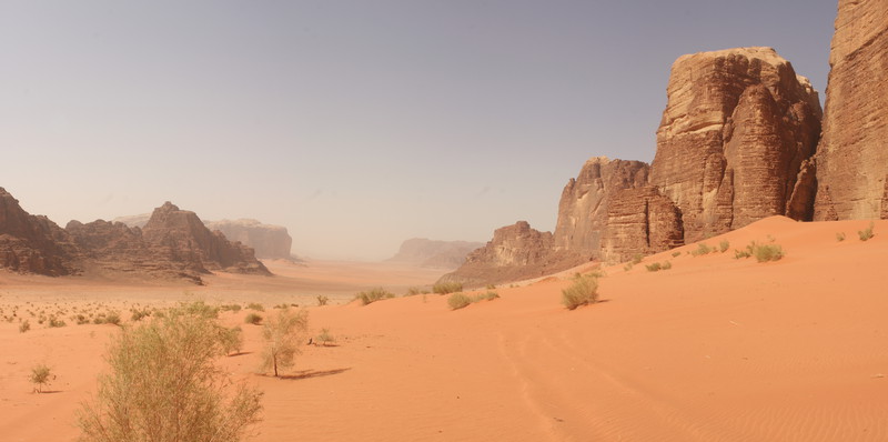 Песчанниковые останцу в пустыне Вадм Рам.