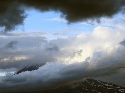 Авачинский вулкан в облаках.