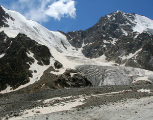 Чегем-Баши. Слева от Чегема - перевал Седло Чегема. Вид с ледника Джайлык.
