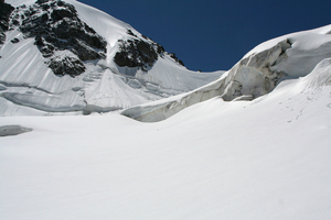 Ледник Адыр-Су Западный. Подходим к разломам. Слева нависает Чегет-Тау