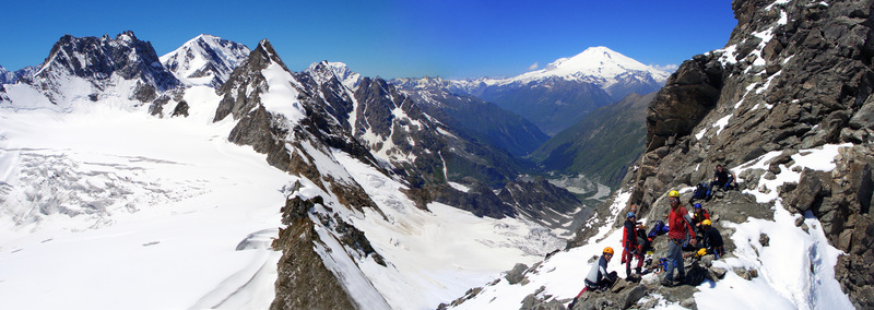 На перевале Оптимальный.  Вид со стороны вершины Чегет-Тау. На заднем плане хорошо видны слева: гора Джан-Туган, гора Башкора и гора Уллукара, справа в отдалении - Эльбрус.