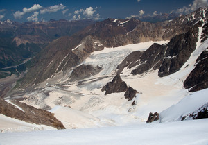 Вид на ледник Шаурту с седловины перевала Рыжий Пояс. Ну... примерно оттуда. Седловина там выражена не очень :)