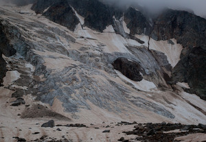 Нижняя часть ледопада перевала Чат. Фото сделано из лагеря, недалеко от правобережных морен ледника Северный Чат.