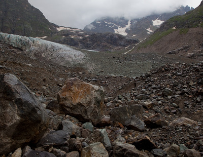 Вид на ледник Башиль. За скальной ступенью находится ледник Западный Башиль.