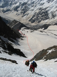 Вид на ледник Кель и путь подъема на перевал Ортокара Восточная.