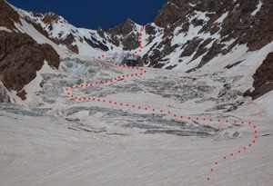 Вторая ступень ледопада ледника Крумкол. Отмечен путь нашего движения.