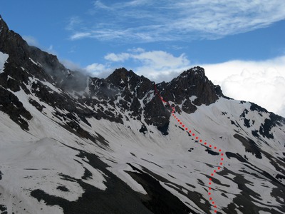 Вид на перевал Скалистый из лагеря в кармане морены на леднике Крумкол.