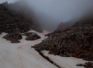 Верхняя часть пути спуска с перевала Суворова. Вид с перегиба ледопада под перевалом. Седловина скрыта из-зпа плохой погоды. Возможно, в хорошую погоду ее будет видно.