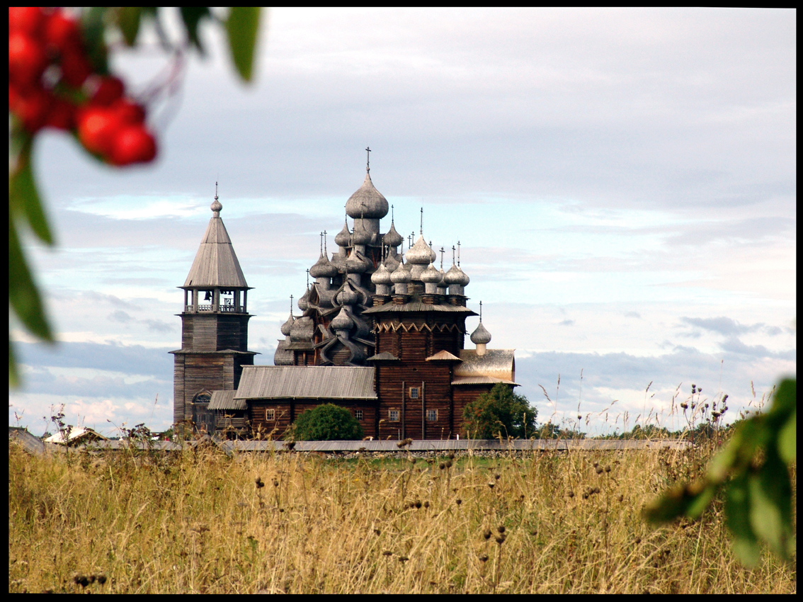 Сектор Русские Заонежья.  Церкви Покровская и Преображенская, колокольня кижского погоста.