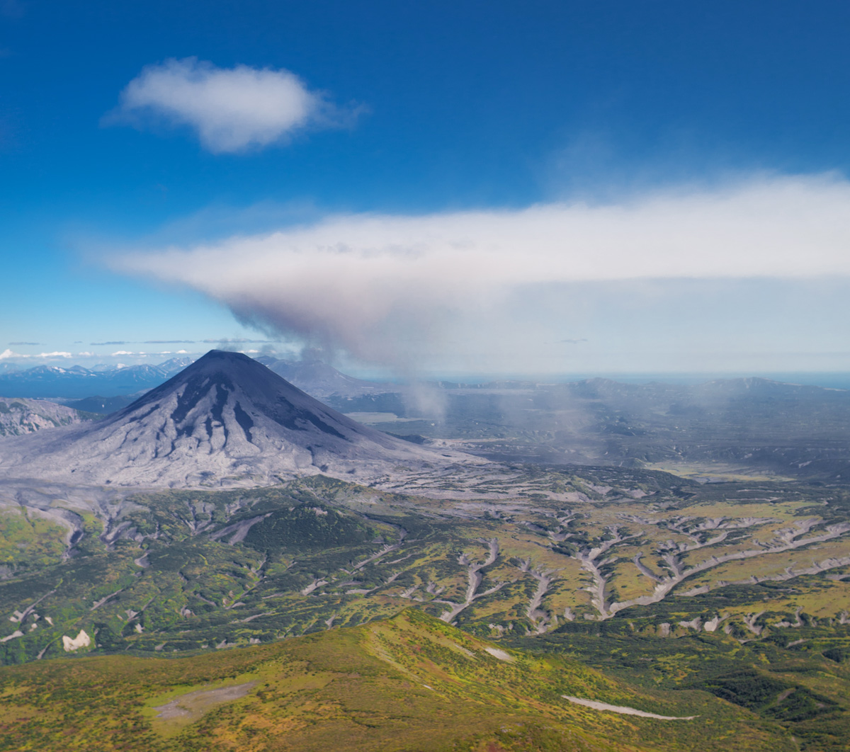 Облако пепла над вулканом Карымский.