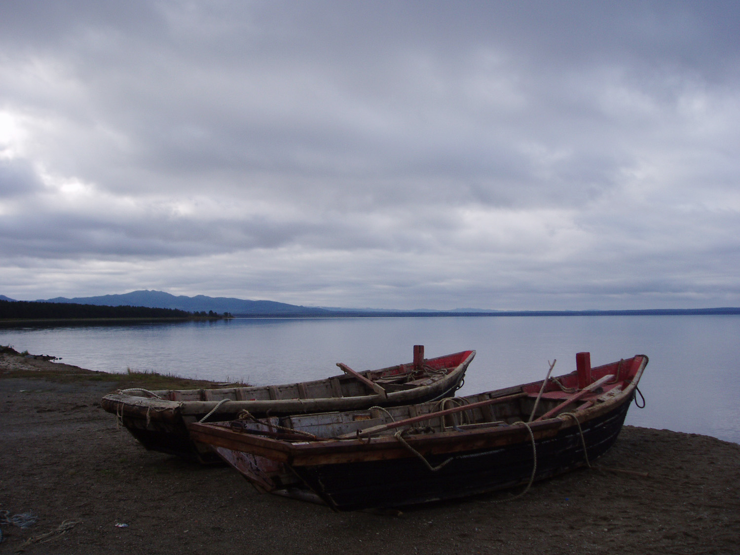 Остров Сахалин, лодки на берегу озера Тунайча.